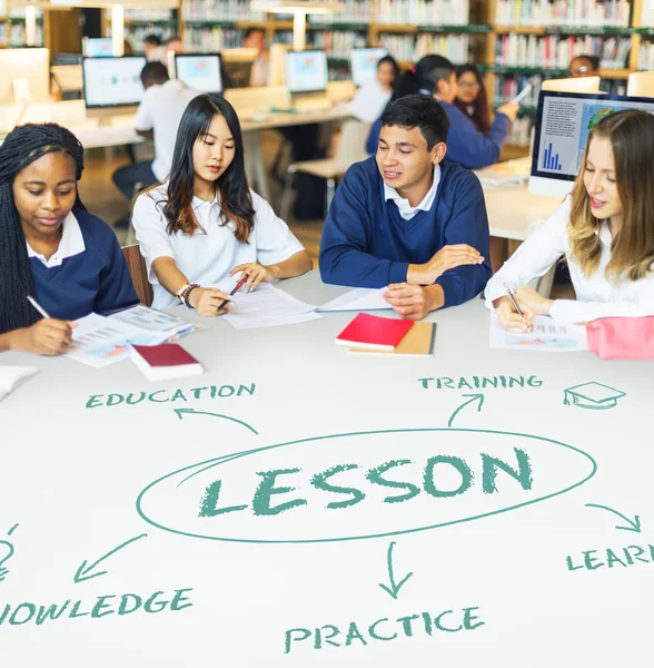 Studenten van de diversiteit in de klas — Stockfoto