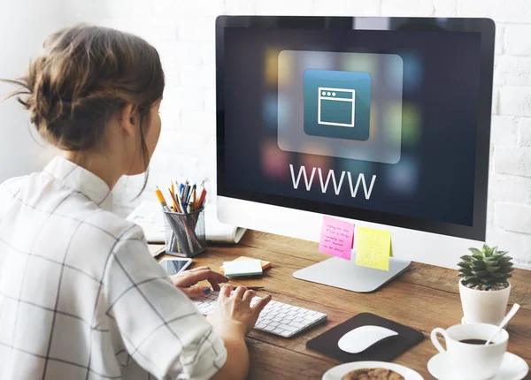 Menina digitando no teclado do computador — Fotografia de Stock