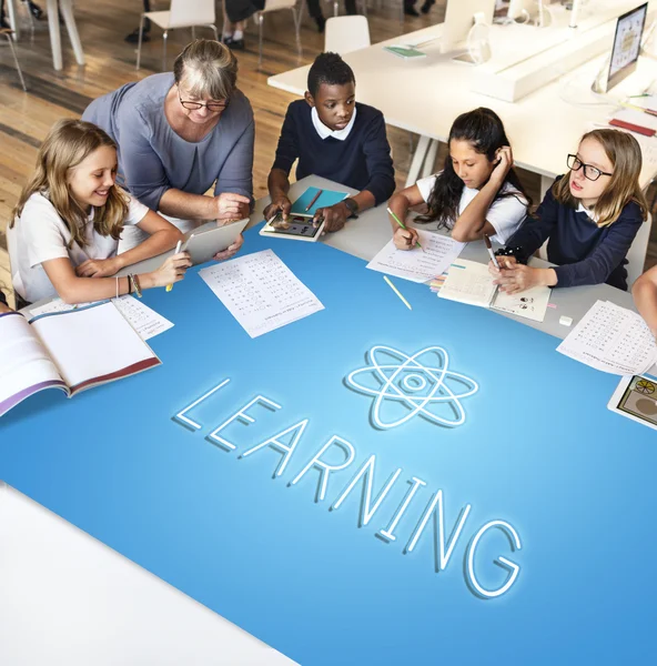 Lehrer mit Kindergruppe — Stockfoto