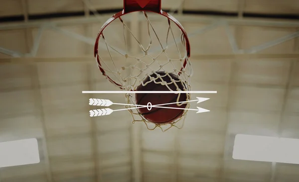 Баскетбольный мяч входит в сетку — стоковое фото