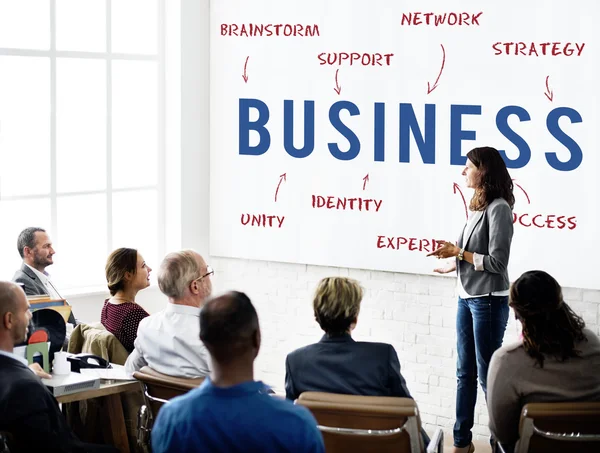 Geschäftskollegen arbeiten zusammen — Stockfoto