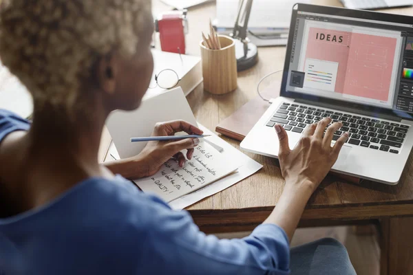 Mulher trabalhando no laptop com ideias — Fotografia de Stock