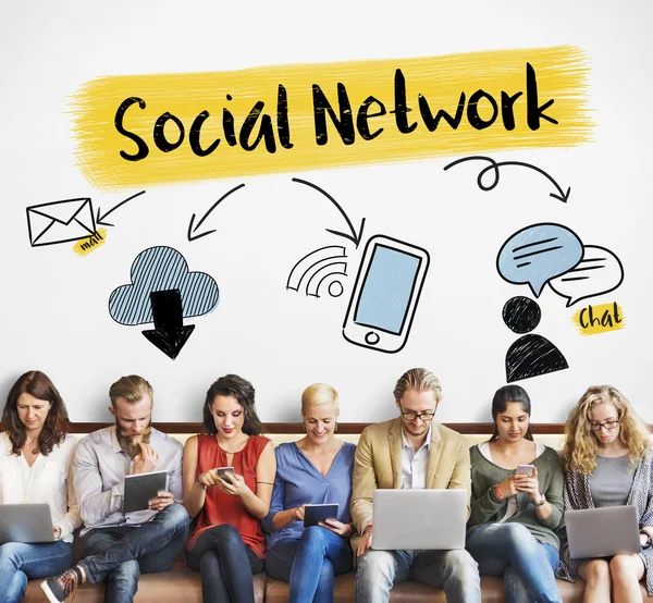 Persone si siedono con i dispositivi e Social Network — Foto Stock