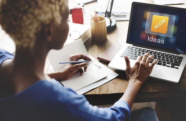 Femme travaillant sur ordinateur portable avec des idées — Photo