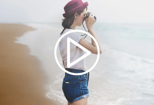 Menina fazendo fotos na câmera — Fotografia de Stock