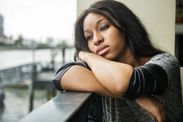 Ragazza africana sembra deluso — Foto Stock