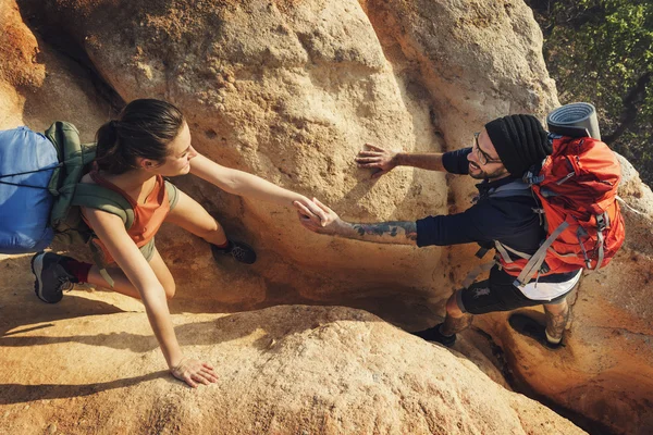 Couple climbing in mountains — Stock Photo, Image