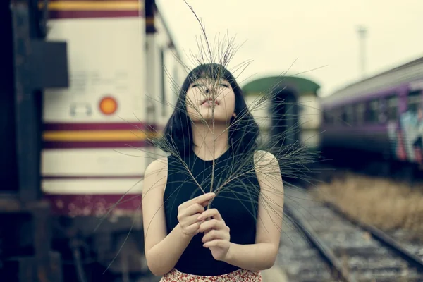 Vacker asiatisk kvinna på järnvägsstation — Stockfoto
