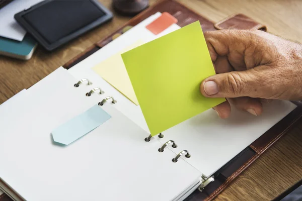 Persona sosteniendo nota de palo amarillo —  Fotos de Stock