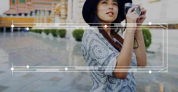 Chica en sombrero negro haciendo foto — Foto de Stock