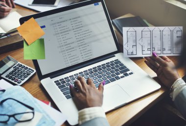 Dizüstü bilgisayarla çalışan kadın