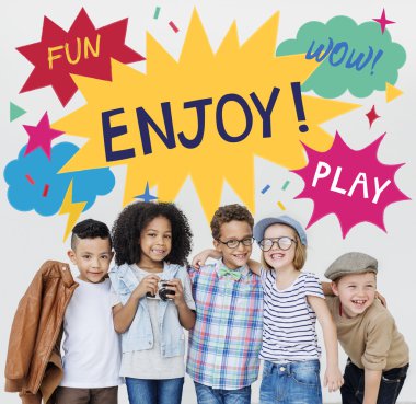 Çocuklar gülüyor ve eğlenin