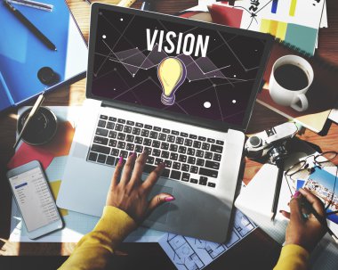 Dizüstü bilgisayarla çalışan kadın