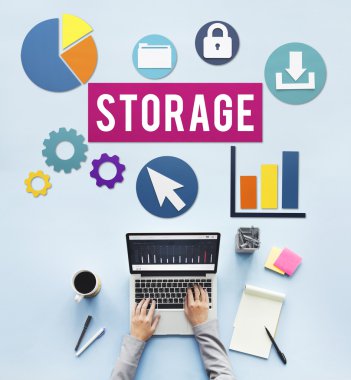 laptop ile çalışan kişi 