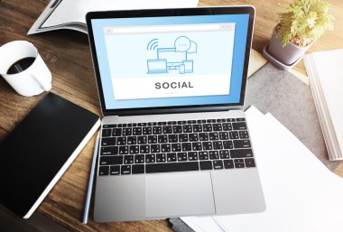 Ofis Masası üstünde laptop