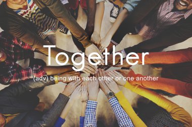 çok ırklı insanlar elele