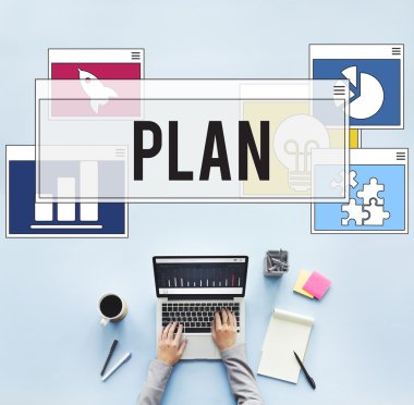 laptop ile çalışan kişi 