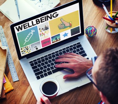 Dizüstü bilgisayar kullanan iş adamı