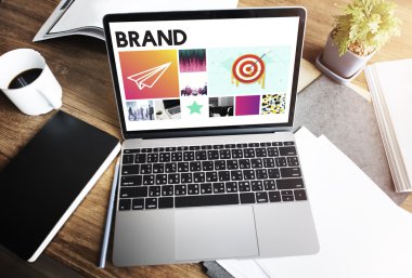 ekranda metin olan dizüstü bilgisayar