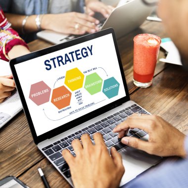 tipik dizüstü klavye üzerinde insanlar