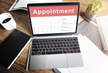 Ofis Masası üstünde laptop