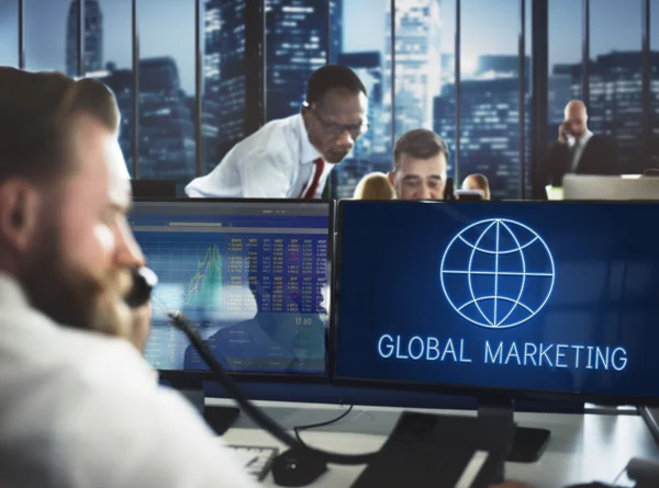 Mensen die werken en Global Marketing — Stockfoto