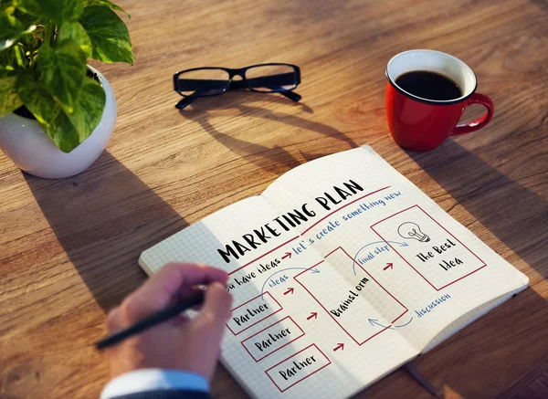 Hombre de negocios escribiendo en cuaderno — Foto de Stock