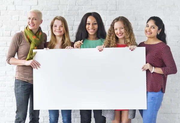 Diversidad mujeres sostiene pancarta — Foto de Stock