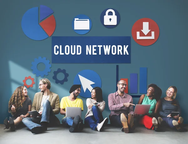 Diversidad de amigos cerca de la pared con Cloud Network —  Fotos de Stock