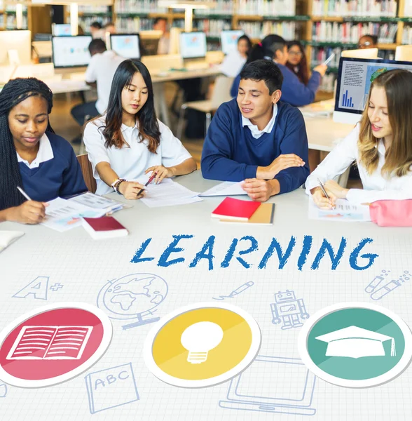 Estudiantes de diversidad en clase — Foto de Stock