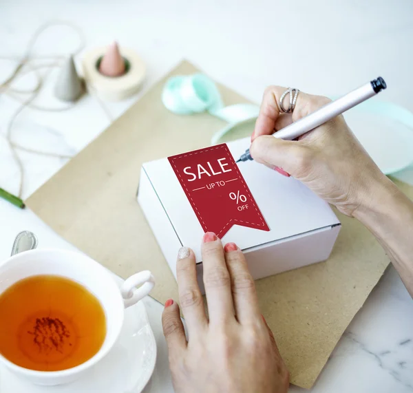 Mujer escribiendo texto en postal — Foto de Stock