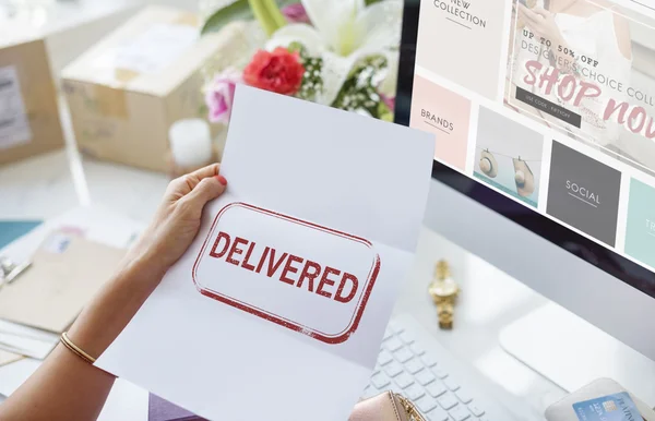 Frau liest Brief — Stockfoto