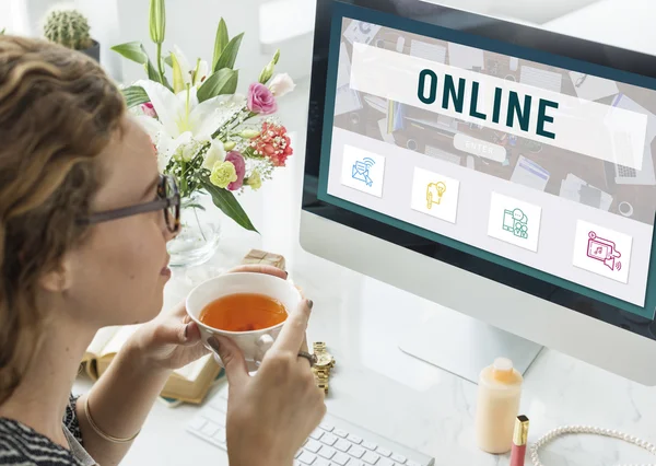 Mujeres sosteniendo taza de té — Foto de Stock