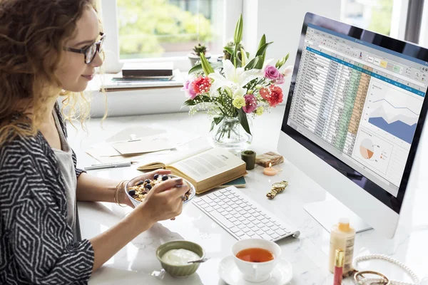 Junge Frau mit Computer — Stockfoto