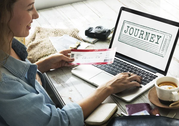 Mädchen nutzt Laptop für Flugbuchung — Stockfoto