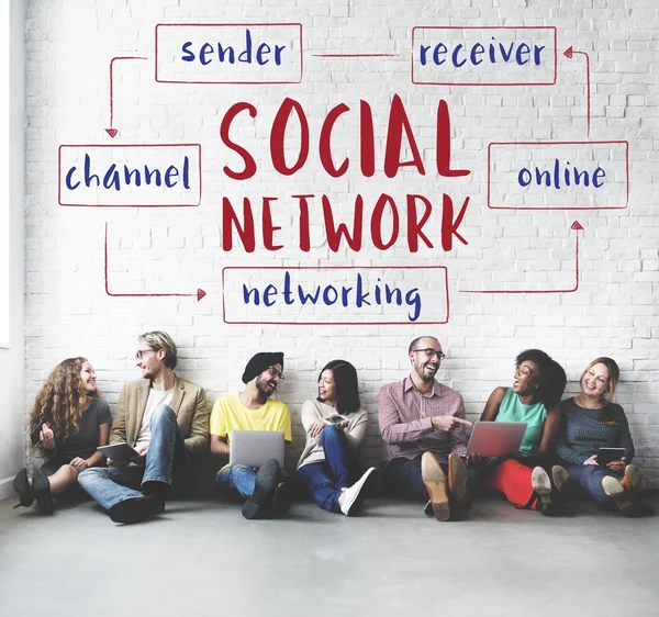 Різноманітність друзів біля стіни з соціальною мережею — стокове фото