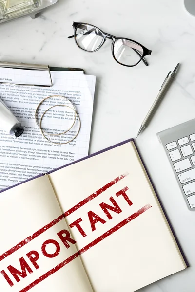 Unordentlicher Bürotisch — Stockfoto