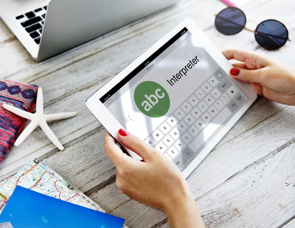 Vrouw handen met digitale tablet — Stockfoto