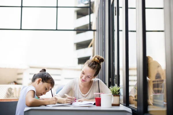 Lehrer und Schüler machen Hausaufgaben — Stockfoto