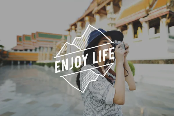 Girl in black hat making photo — Stock Photo, Image