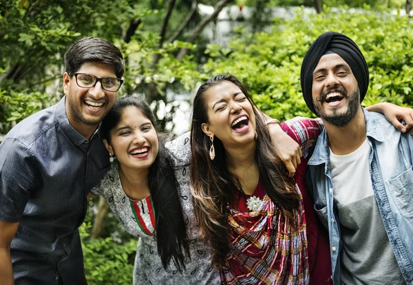 Felizes amigos indianos juntos — Fotografia de Stock