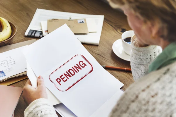 Pedazo de papel con pendiente —  Fotos de Stock