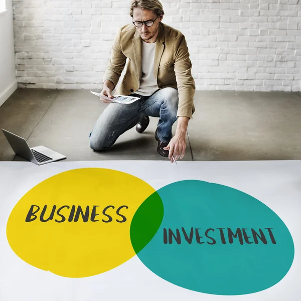 Zakenman werken met bedrijfsinvesteringen — Stockfoto
