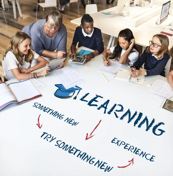 Lehrer mit Kindergruppe — Stockfoto