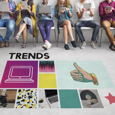 oturan ve tarama dijital becerikli insanlar