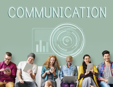 İnsanlar dijital araçları tarama  