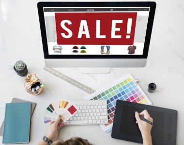 bilgisayar ile genç kadın