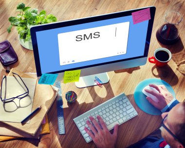 Bilgisayar kullanan adam 