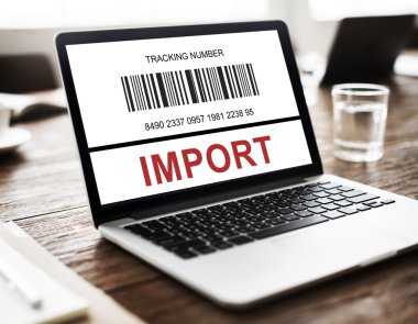 çalışma alanı tablo üstünde laptop  