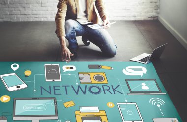 ağ ile çalışan iş adamı